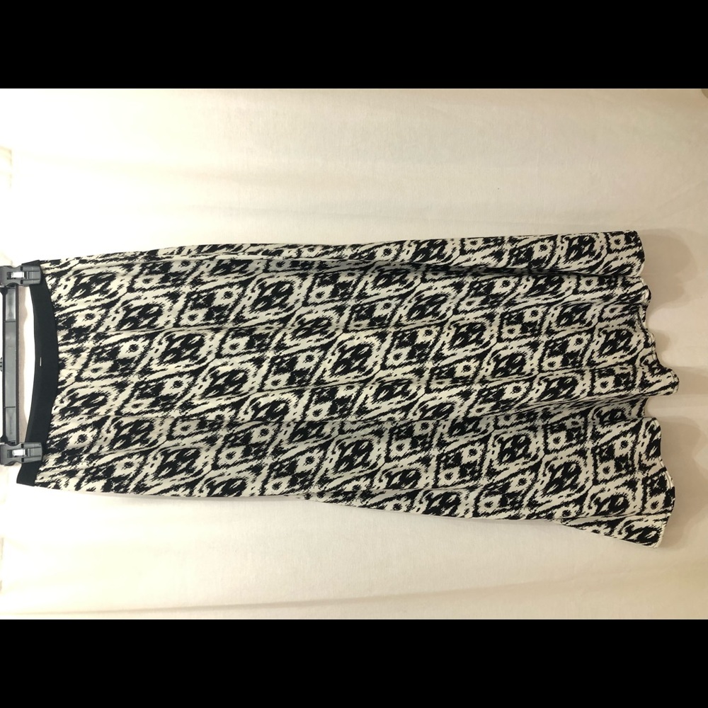 Black and white maxi skirt with stretch waist